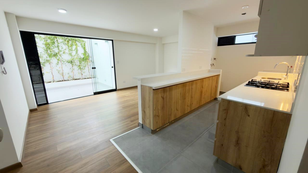 DEPARTAMENTO EN VENTA EN SAN MIGUEL, PRIMER PISO (SEMI-SÓTANO) CERCA A MALECON BERTOLOTTO