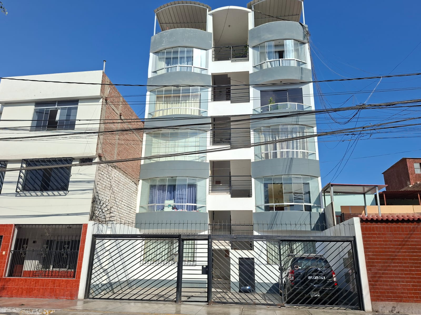 ACOGEDOR DEPARTAMENTO EN VENTA EN CHORRILLOS - INCLUYE ESTACIONAMIENTO