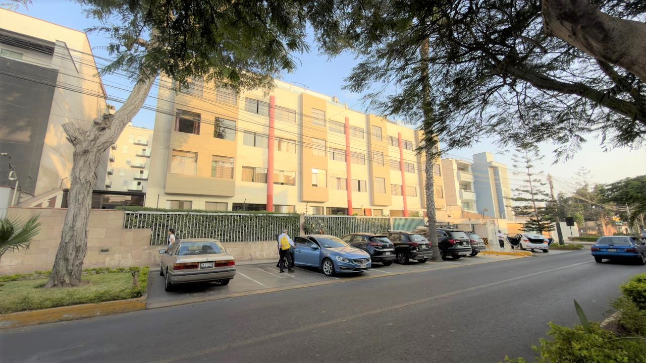 DEPARTAMENTO EN ALQUILER EN SANTIAGO DE SURCO, 5TO PISO CON ASCENSOR Y COCHERA
